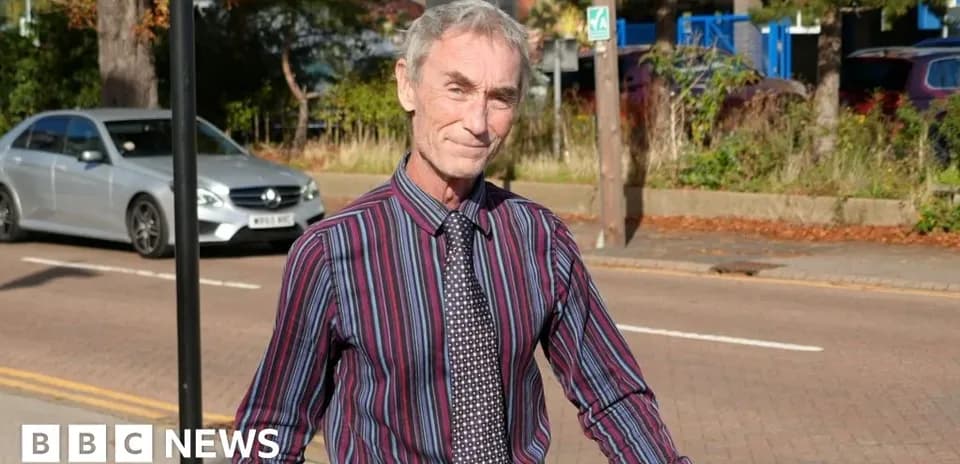 Hombre con camisa a rayas caminando por la calle
