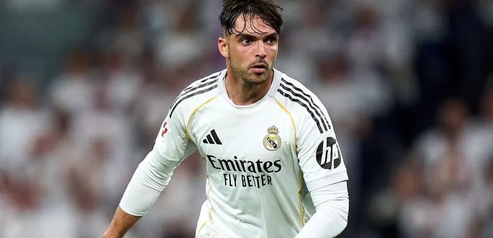 Jugador de Real Madrid corriendo con balón en el campo