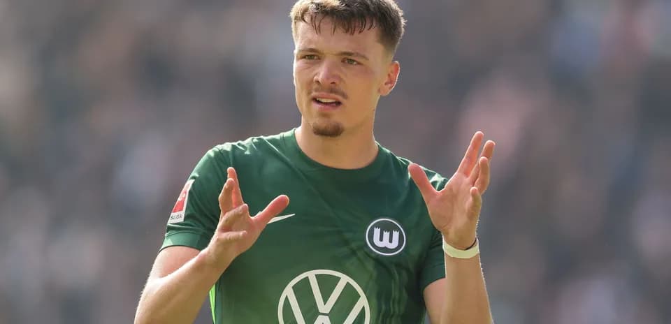 Jugador de Wolfsburgo comunicándose durante el partido