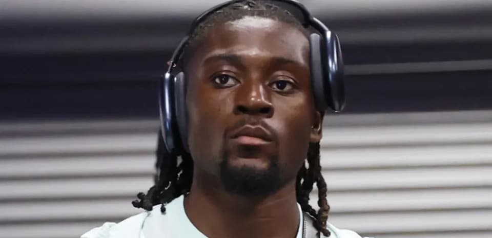 Jugador con auriculares en pasillo de vestuario