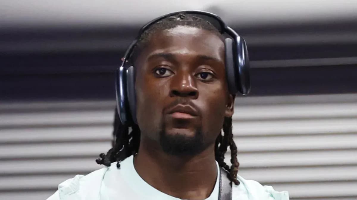Jugador con auriculares en pasillo de vestuario