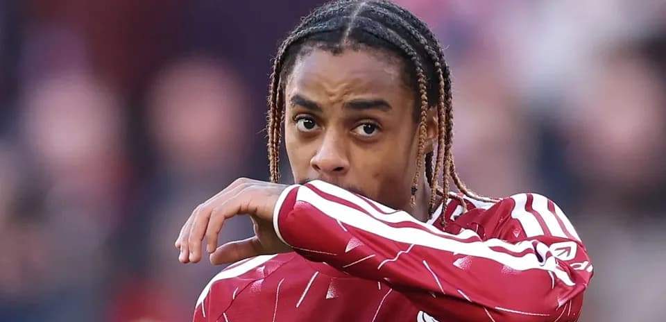 Jugador de Liverpool con camiseta roja en el campo
