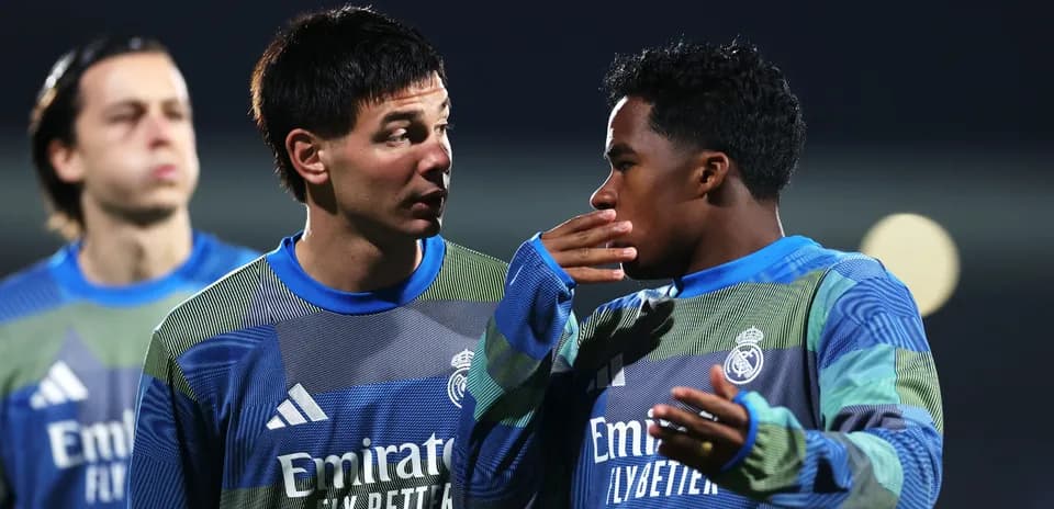 Dos jugadores de Real Madrid conversando durante entrenamiento