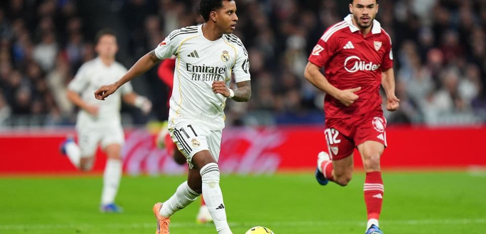Jugador de Real Madrid driblando contra Sevilla