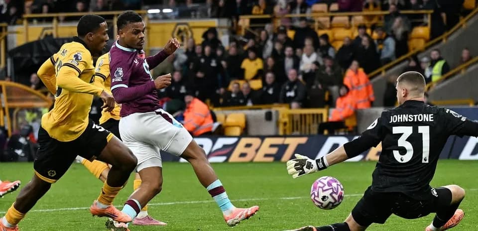 Acción de juego entre Burnley y Wolves
