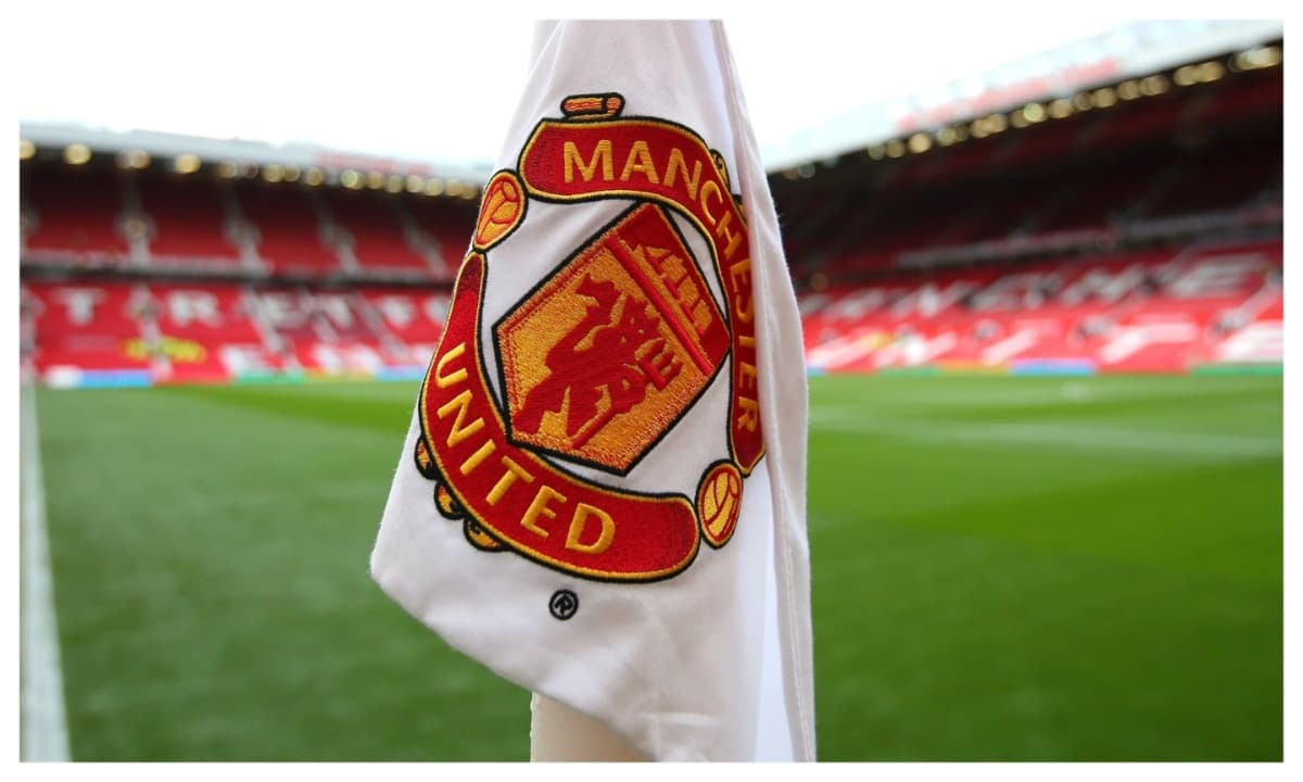 Bandera con el escudo de Manchester United en el estadio