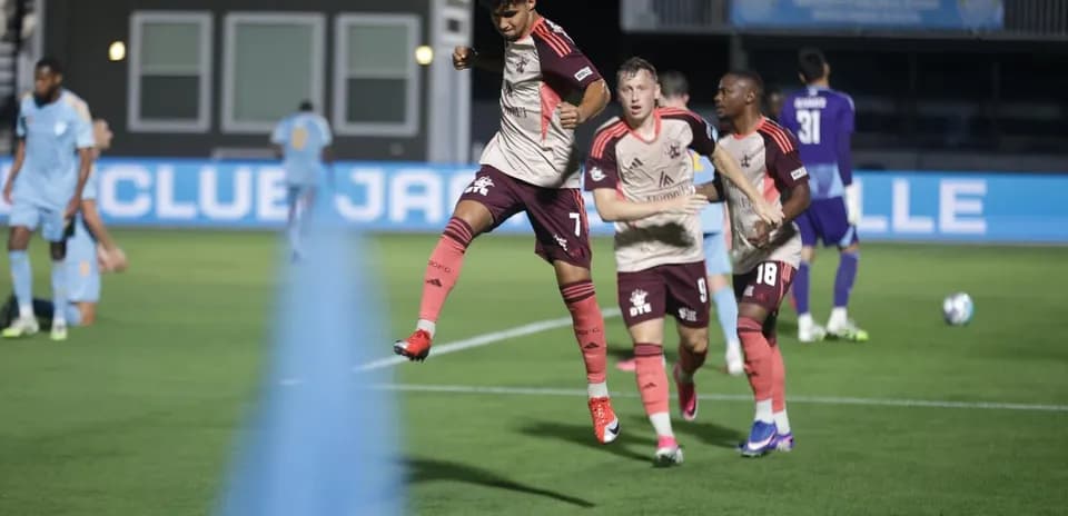Jugador celebra un gol durante el partido