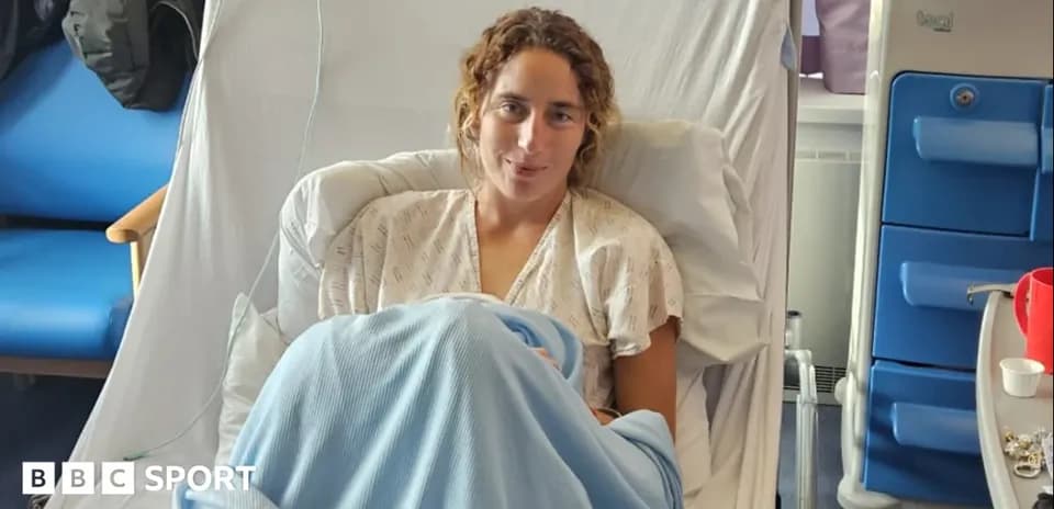 Atleta en cama de hospital con manta azul