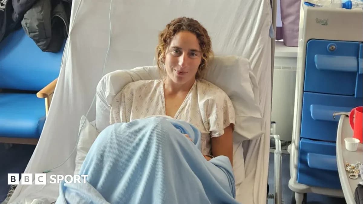 Atleta en cama de hospital con manta azul