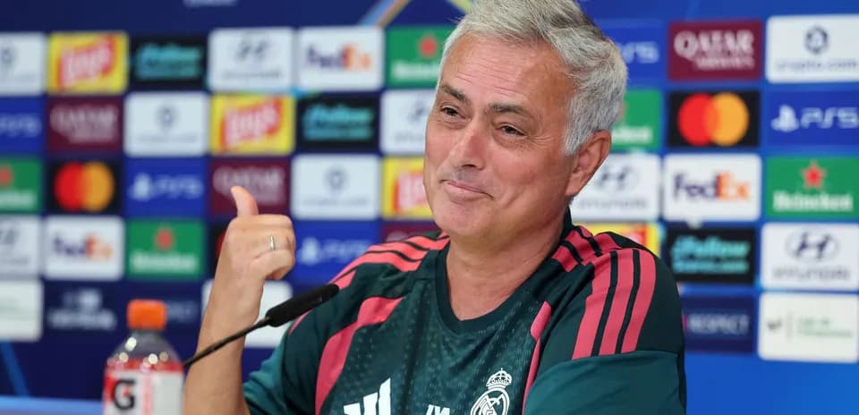 Entrenador en conferencia de prensa, mostrando un pulgar arriba