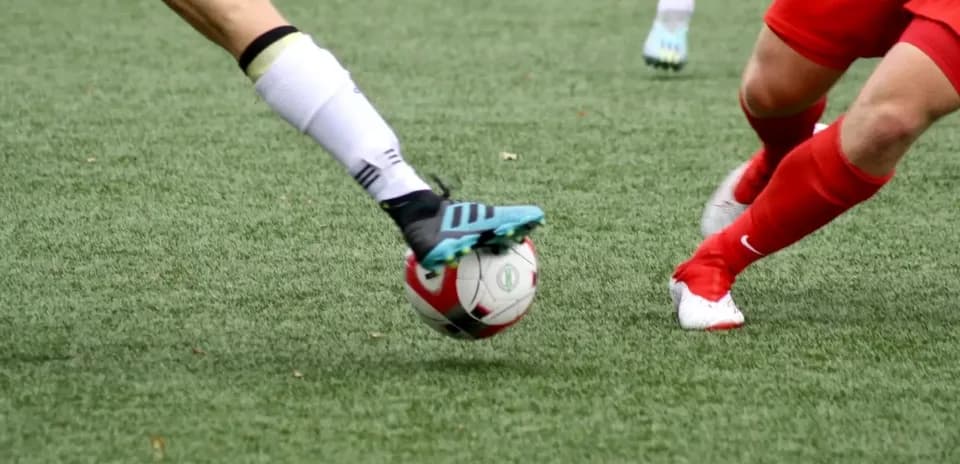 Jugadora golpeando el balón en el partido