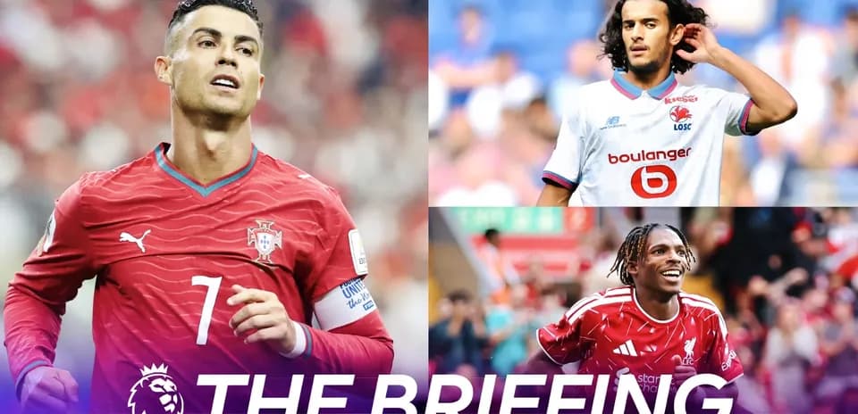 Tres futbolistas en acción durante el partido