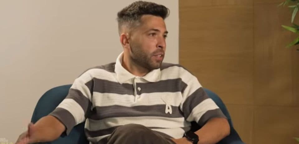 Hombre hablando en una entrevista sentado en un sofá