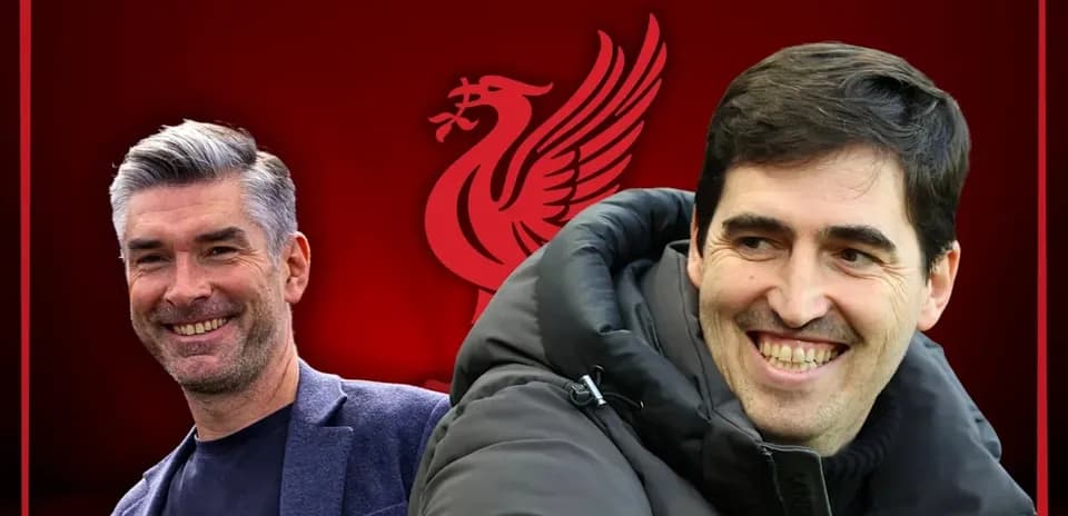 Entrenadores de fútbol con logo de Liverpool de fondo