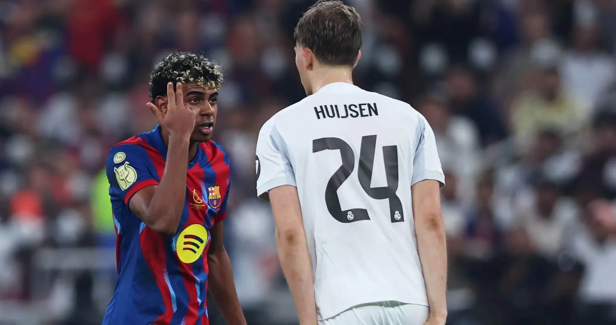 Jugadores de Barcelona y Real Madrid en disputa