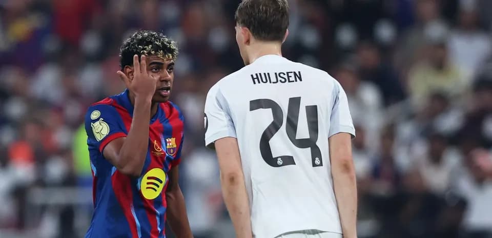 Jugadores de Barcelona y Real Madrid en disputa