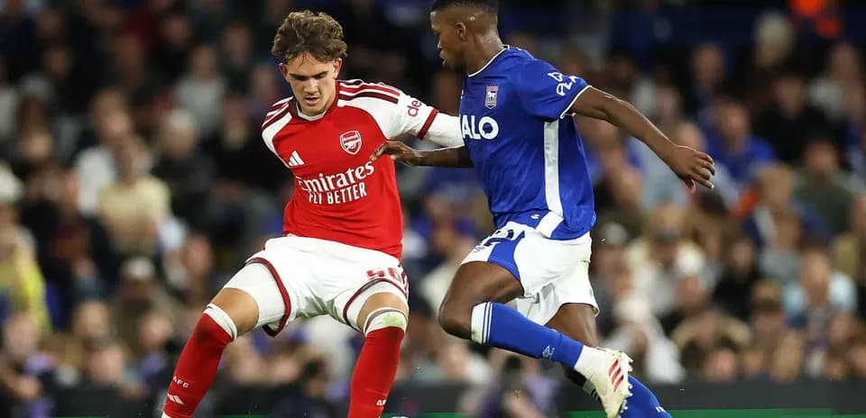 Jugadores de Arsenal e Ipswich luchando por el balón