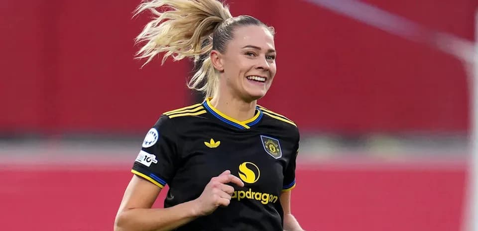 Jugadora sonriendo en uniforme durante un partido