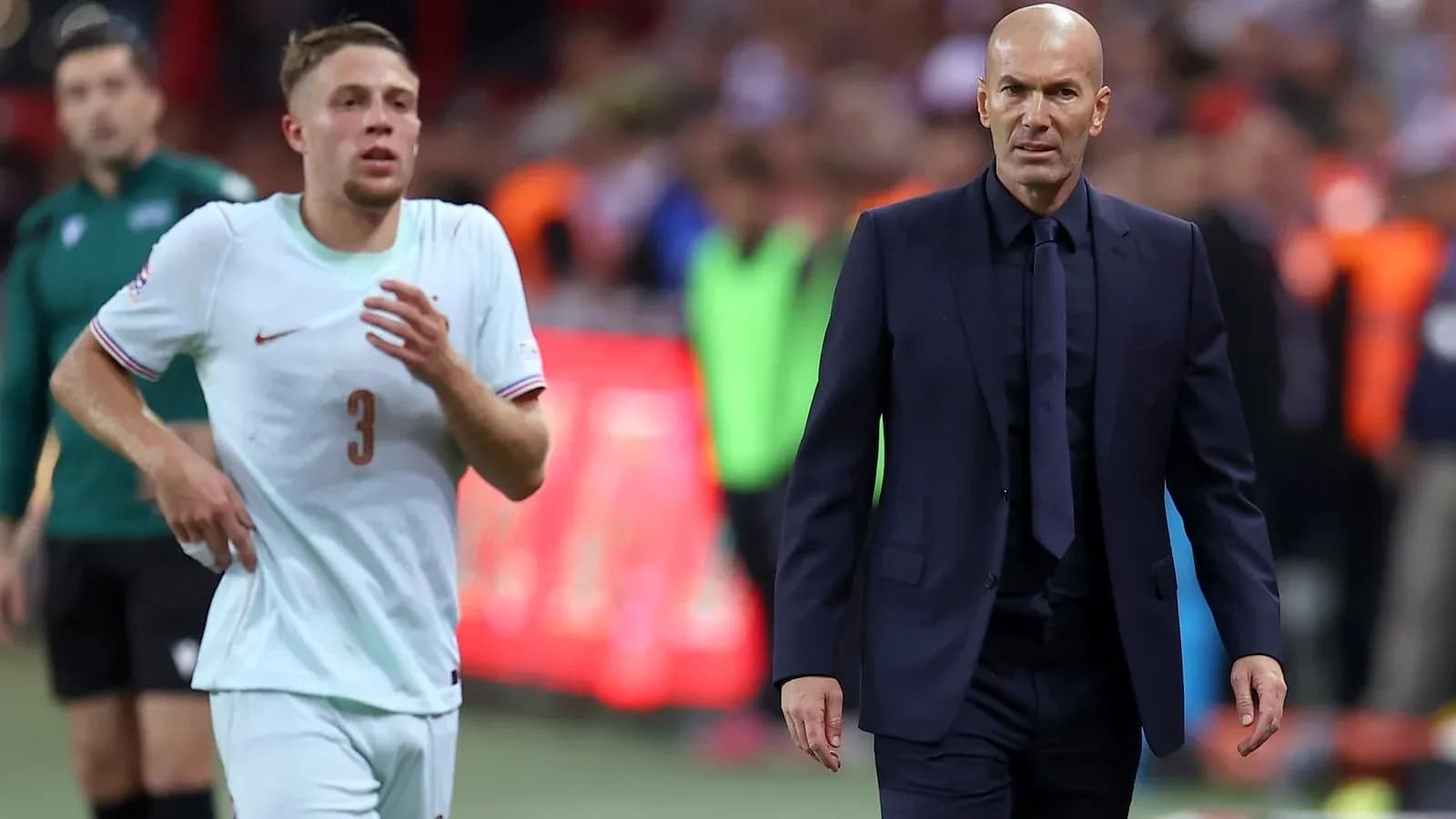 Jugador y entrenador caminando durante el partido