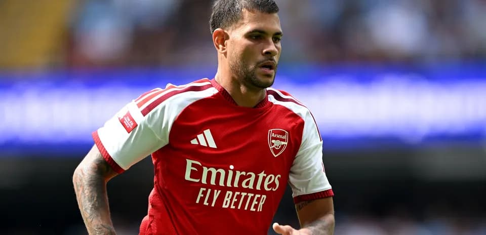 Jugador de Arsenal corriendo en el campo de fútbol