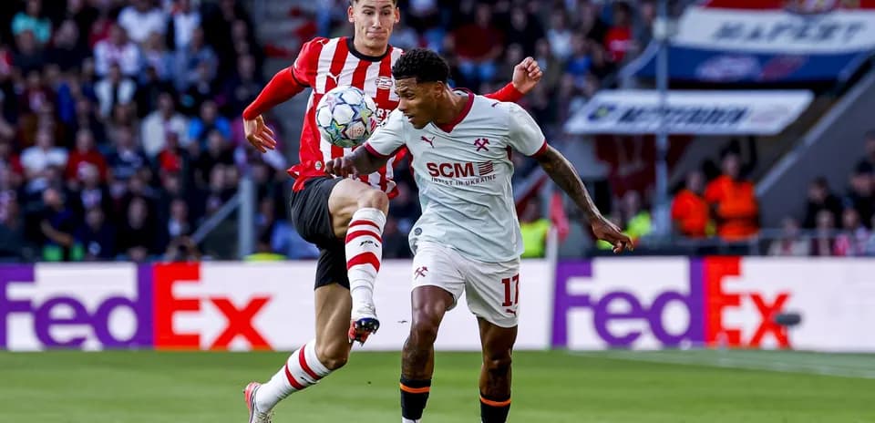 Jugadores compitiendo por el balón en el partido