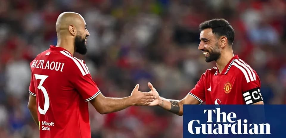 Jugadores de Manchester United chocando las manos en el campo