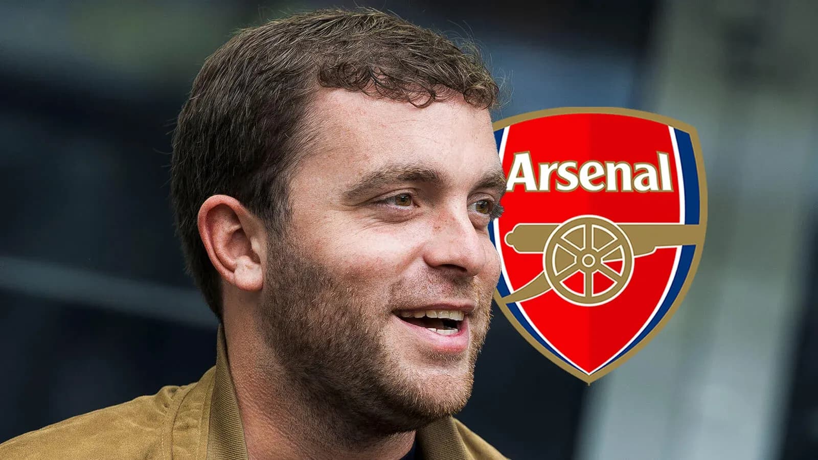 Persona sonriendo con el escudo de Arsenal de fondo
