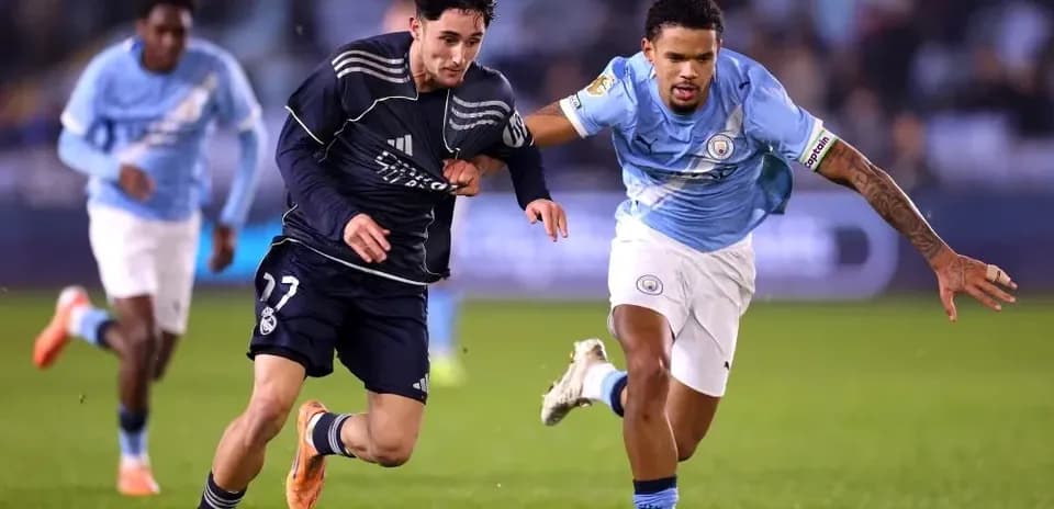 Jugador de Real Madrid corriendo con balón perseguido por rival