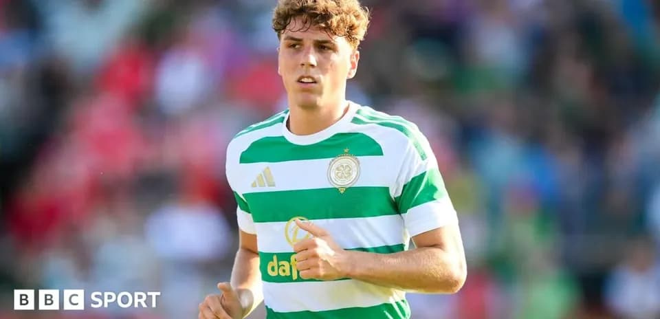 Jugador de Celtic corriendo en el campo durante partido