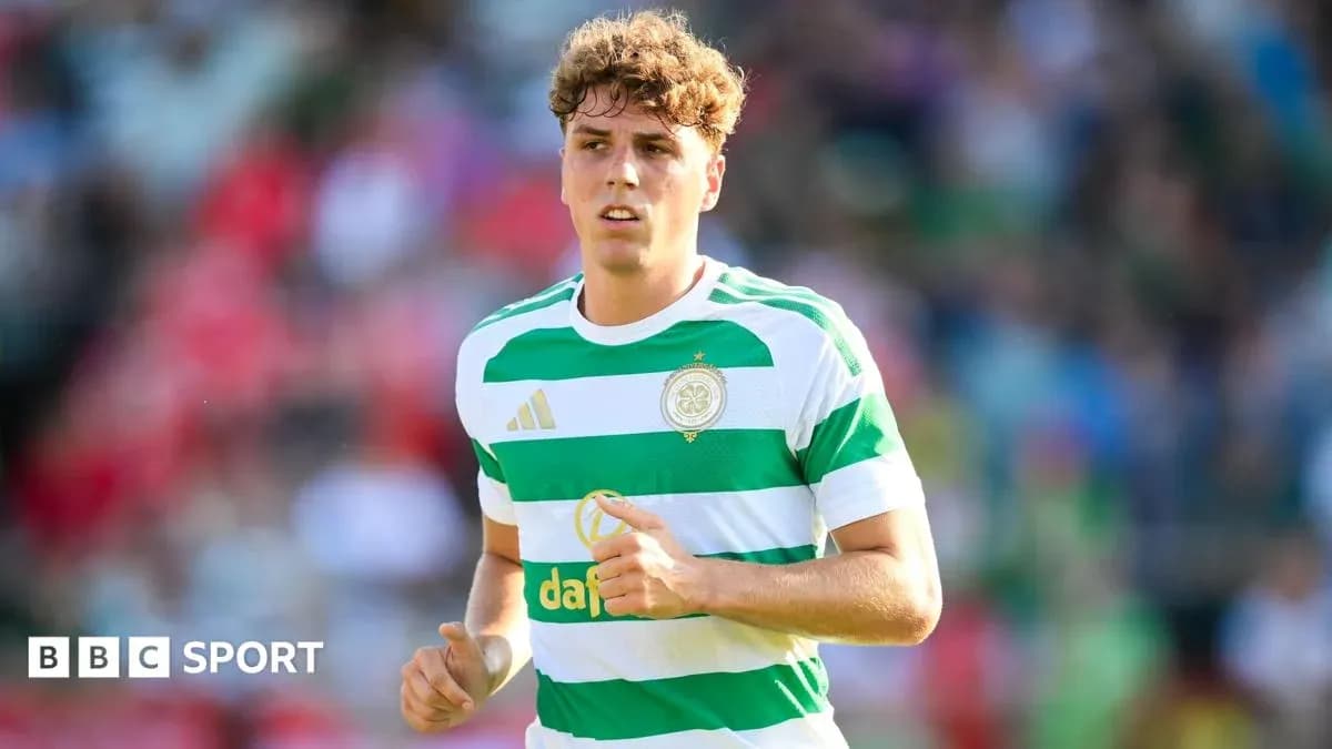 Jugador de Celtic corriendo en el campo durante partido