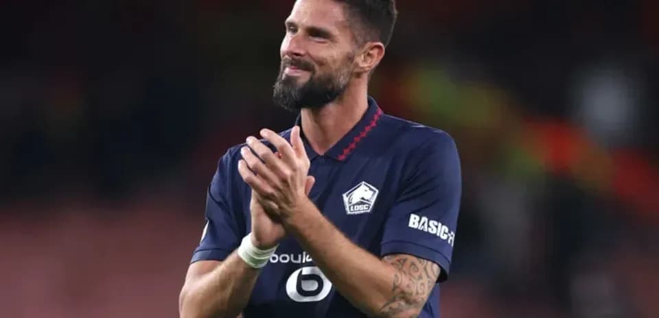 Jugador aplaudiendo en el campo de fútbol