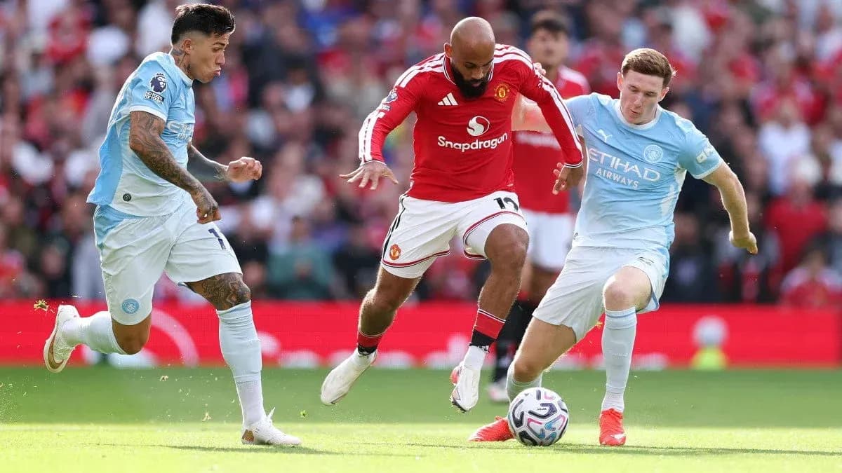 Jugadores de Manchester United y Manchester City disputando el balón