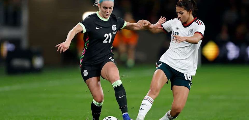 Jugadoras compitiendo por el balón en partido