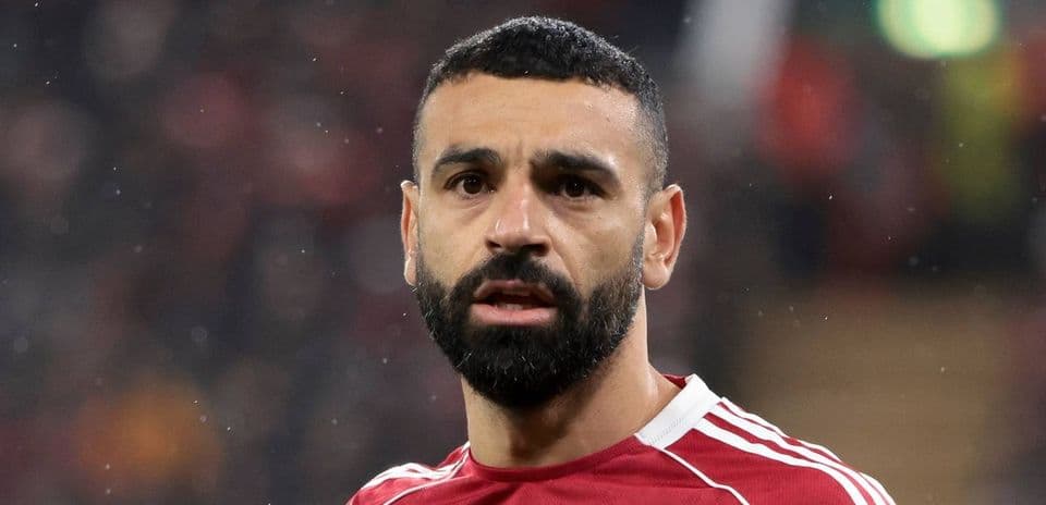 Jugador en uniforme rojo durante un partido de fútbol