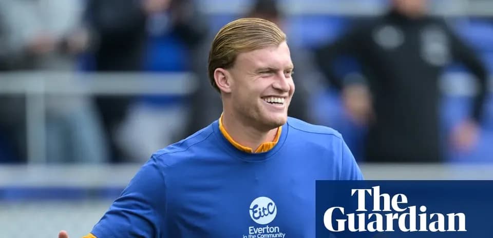 Jugador de Everton sonriendo durante el calentamiento