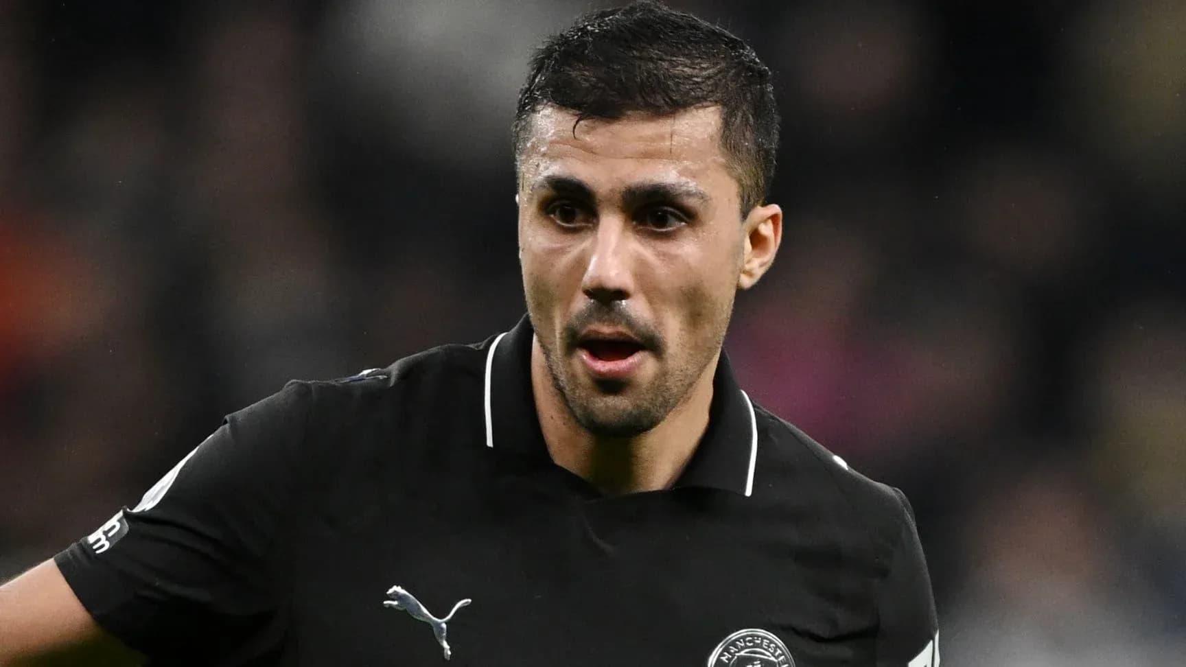 Jugador en acción durante un partido de fútbol
