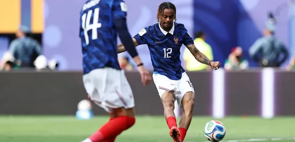 Jugador de Francia ejecutando un pase en el partido