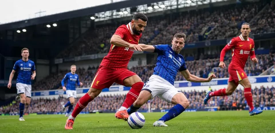 Jugador de Liverpool y Everton disputando el balón