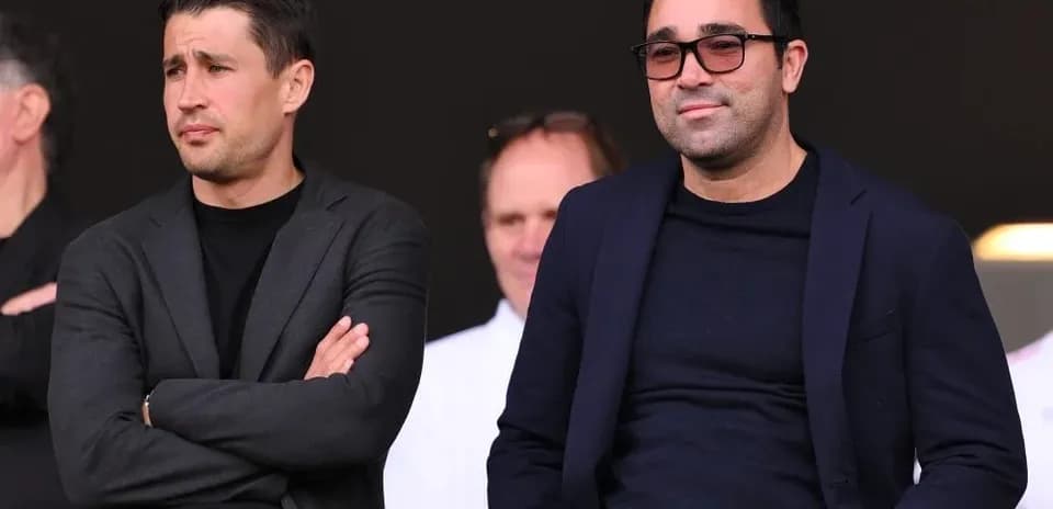 Dos hombres en la grada durante un evento deportivo