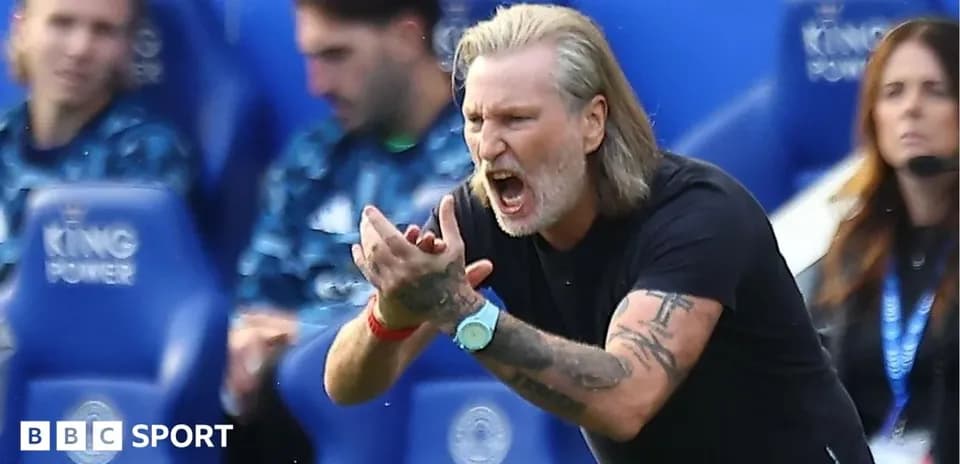Entrenador dirigiendo instrucciones desde la línea de banda