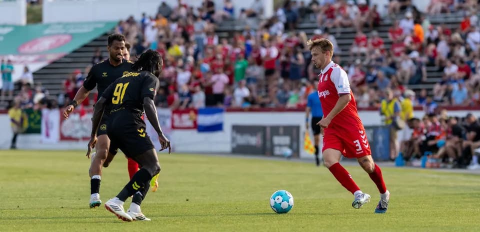 Jugadores del Charleston Battery en acción