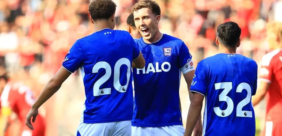 Jugadores de Ipswich celebrando un gol durante el partido