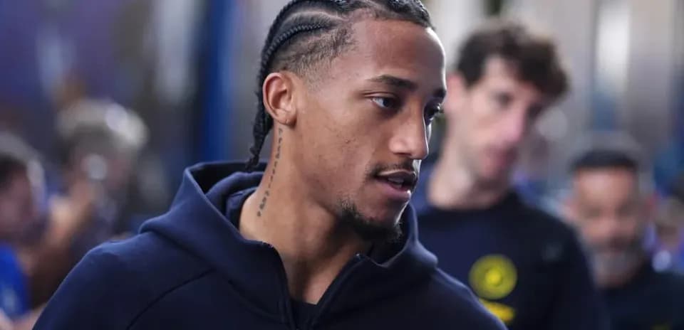 Jugador con trenzas caminando en un vestíbulo