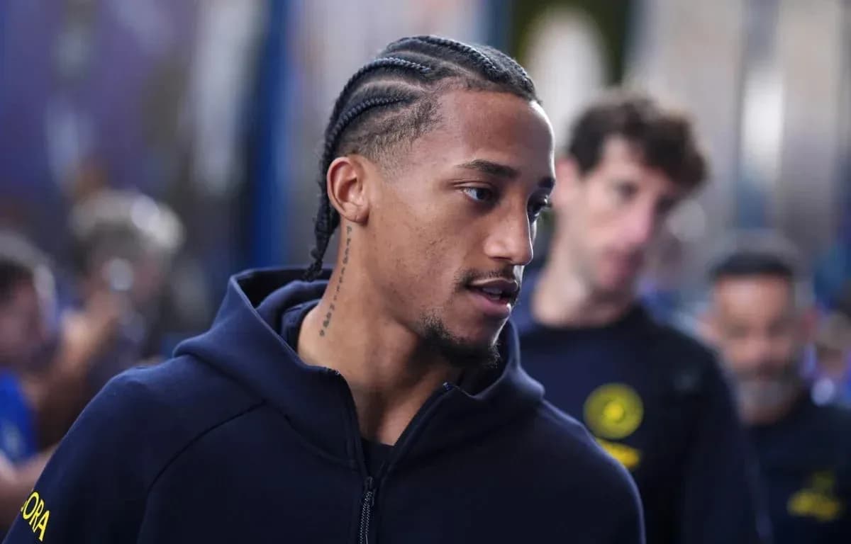 Jugador con trenzas caminando en un vestíbulo