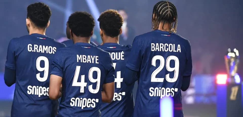 Jugadores del equipo con camisetas numeradas en el campo