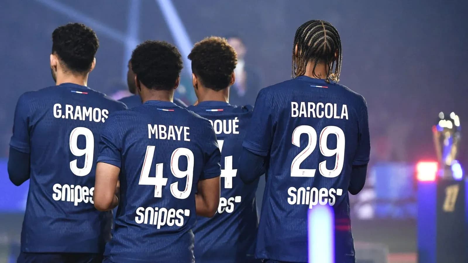 Jugadores del equipo con camisetas numeradas en el campo