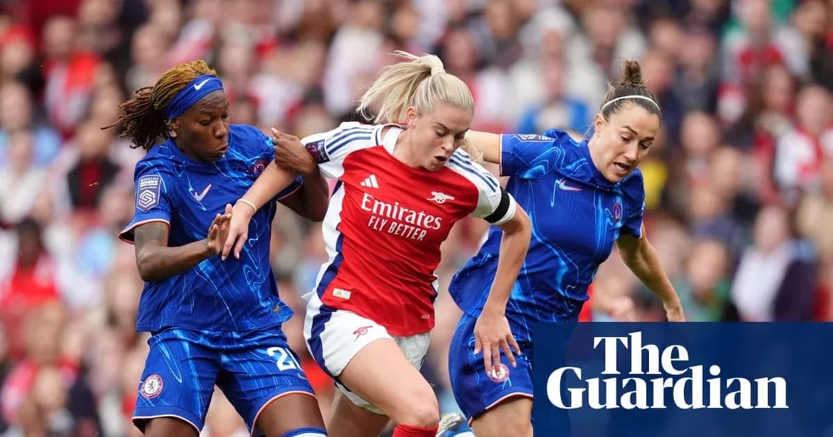 Jugadora de Arsenal rodeada por dos defensoras de Chelsea