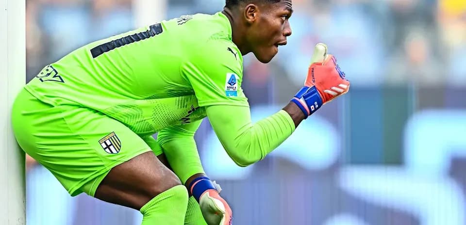 Portero de Parma gesticulando durante el partido