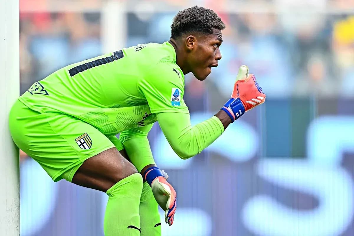 Portero de Parma gesticulando durante el partido