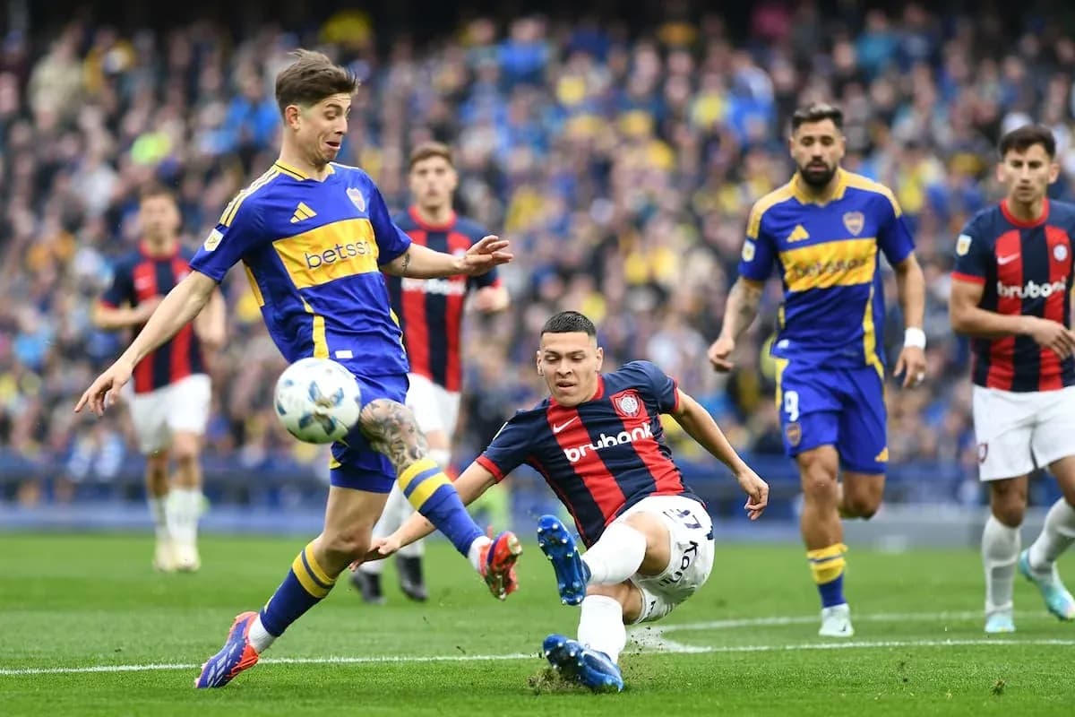 Jugadores de San Lorenzo y Boca Juniors en acción